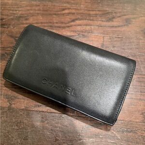 CHANEL: QUILTED LEATHER SUNGLASSES CASE — BLACK